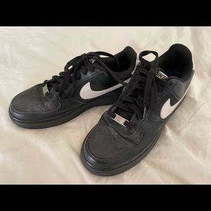 Black Nike Air tennis shoes